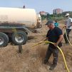 Vecinos de Madrid desafían la ola de calor para regar el bosque que han creado