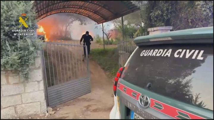 Ayuso promete ayudas para los afectados por el incendio y avisa de que las próximas horas serán "muy complicadas" por el viento y el calor