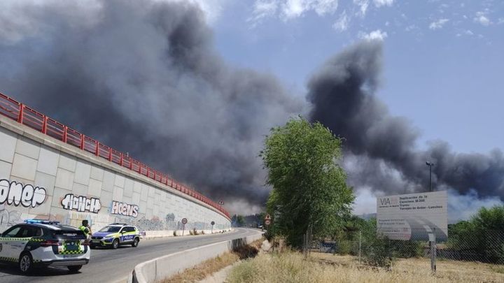 Restablecido el servicio de alta velocidad entre Madrid y Barcelona tras contenerse el incendio cerca de las vías