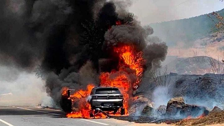 Imagen del coche que provocó el incendio