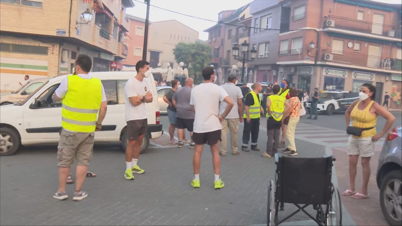 Nervios y miedo entre los evacuados por el fuego en San Martín de Valdeiglesias: "Cogí a mi perra y salí corriendo"