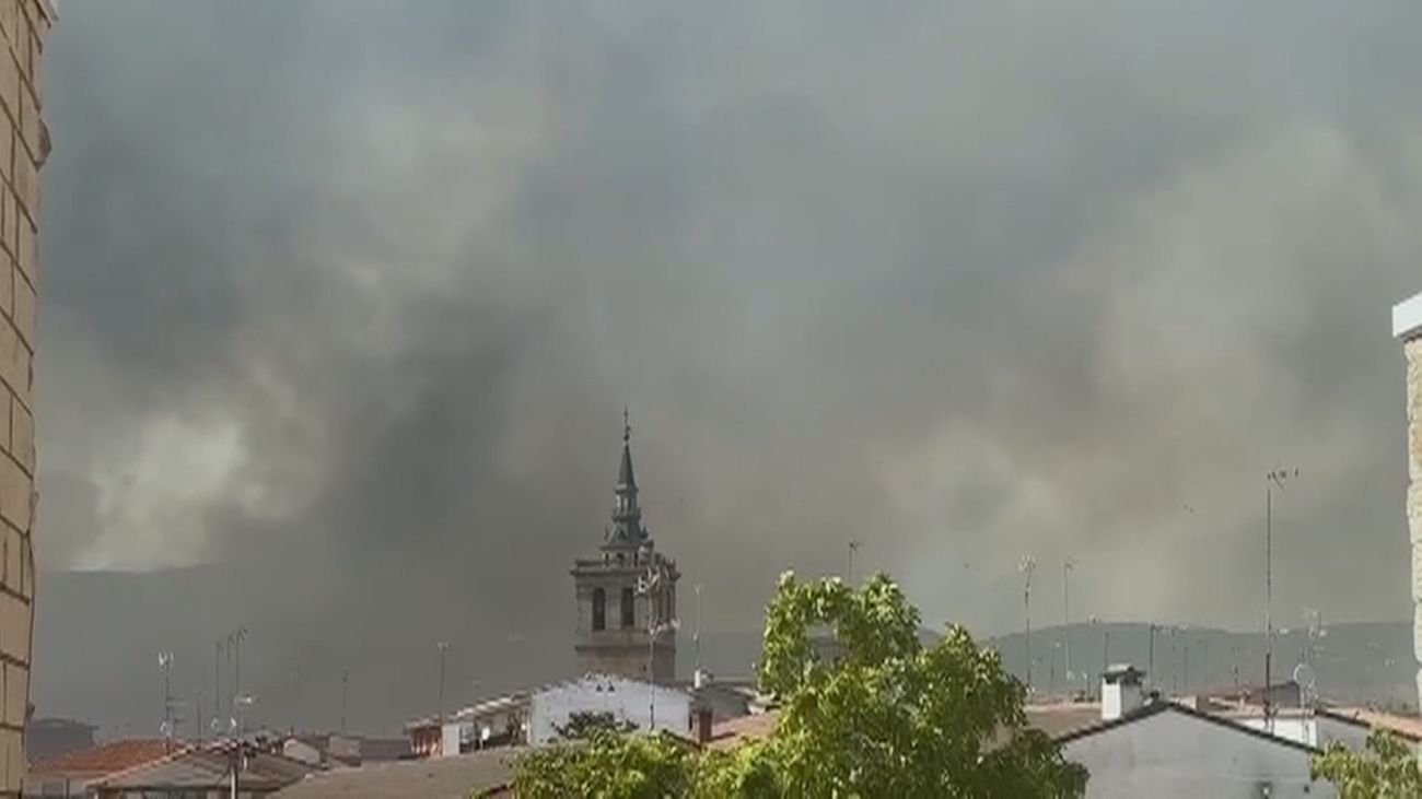 Controlado un incendio en el casco urbano de Villa del Prado con un foco perimetrado