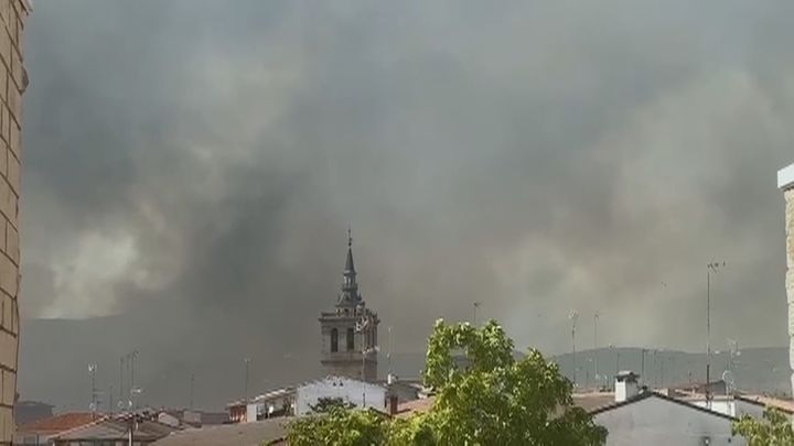 Controlado un incendio en el casco urbano de Villa del Prado con un foco perimetrado