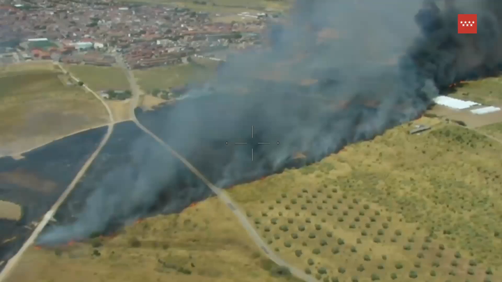 Se desata un incendio forestal en San Martín de Valdeiglesias tras arder un coche en la M-501