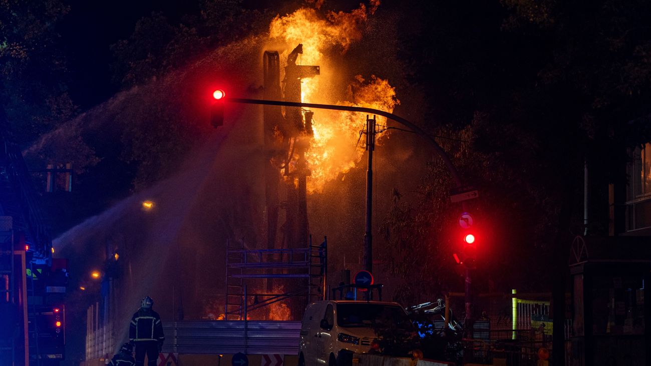 Los Bombers de Barcelona han trabajado con 9 dotaciones este miércoles por la noche en un incendio por un escape de gas en la plaça de Sants,