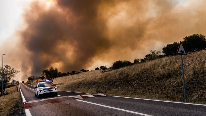 Un coche de la Guardia Civil vigila la evolución del fuego / EUROPA PRESS