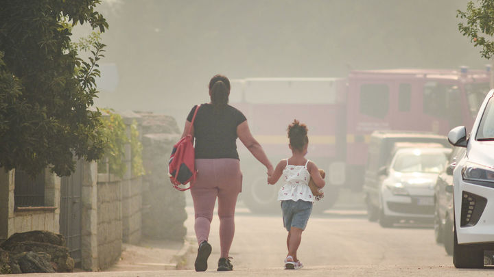 Una madre y una niña camina de la mano, a 24 de julio de 2026, en Burgohondo, / EUROPA PRESS