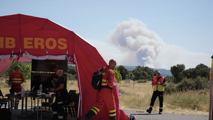 Vista del humo desde el Puesto de Mando Avanzado (PMA) para el seguimiento de los incendios instalado en Cenicientos. / EUROPA PRESS