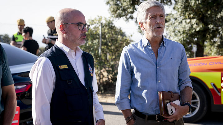 El ministro del Interior, Fernando Grande-Marlaska (d), y el delegado del Gobierno en la Comunidad de Madrid, Francisco Martín (i) durante una visita al Puesto de Mando Avanzado / EUROPA PRESS