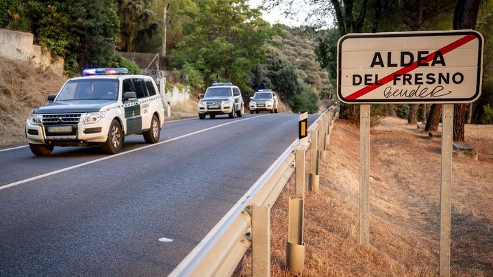 Varios  coches de la Guardia Civil en las carreteras aledañas a los incendios de Madrid