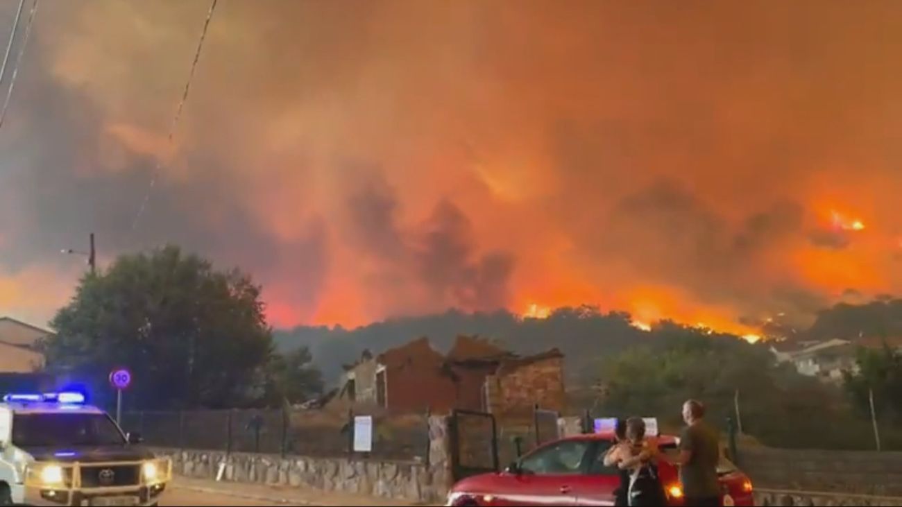 Al menos 19.000 personas evacuadas en siete municipios de Madrid en uno de los peores incendios de su historia