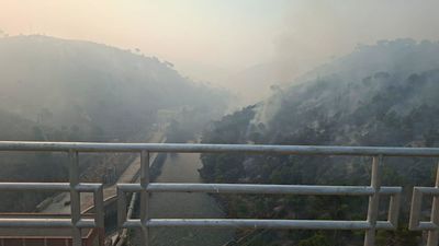 El incendio de San Martín de Valdeiglesias alcanza la presa y destruye un edificio