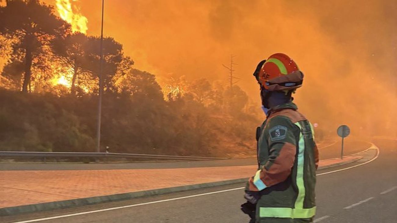 Un bombero en el incendio de la Sierra Oeste de Madrid