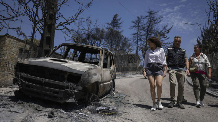 Ayuso y Novillo visitan la urbanización El Encinar del Alberche, afectada por el incendio de Almorox / EFE