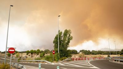 Evacúan por el incendio Robledo de Chavela y Fresnedillas y confinan Navalagamella