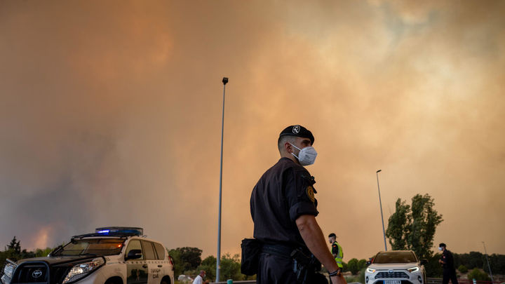 Guardias civiles desplegados en la carretera por el incendio en Madrid / EFE
