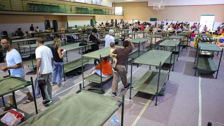 Evacuados por el incendio en Villa del Prado, realojados en el polideportivo de Villamanta / EFE