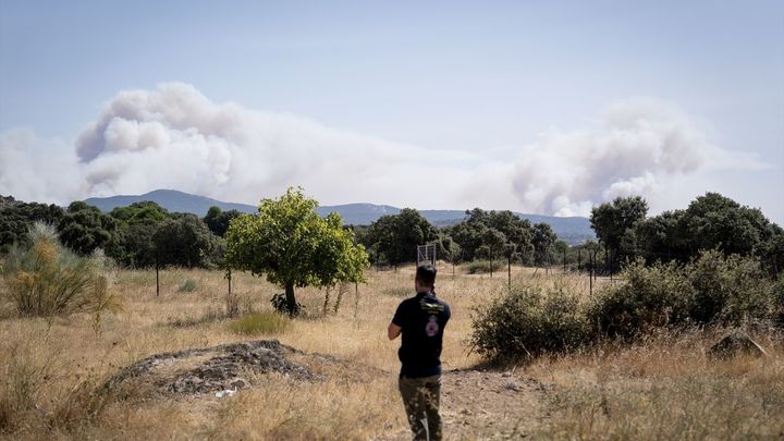 Columna de humo por el incendio de la sierra oeste de Madrid / EUROPA PRESS