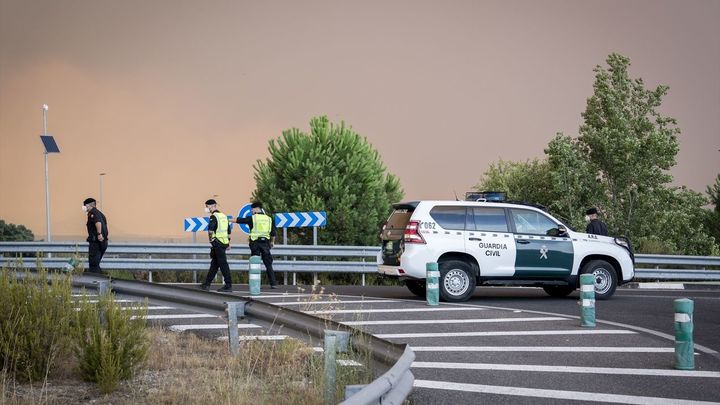 Guardias civiles cortan la carretera por el incendio de la sierra oeste de Madrid / EUROPA PRESS