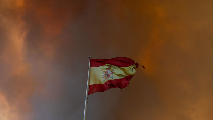 Humo del fuego en Cenicientos / EFE