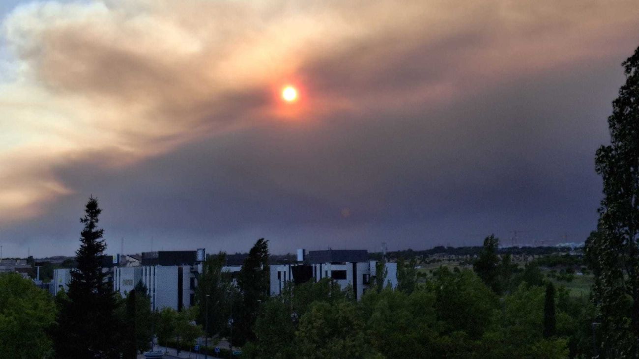El humo de los incendios de la Sierra Oeste de Madrid oculta parcialmente el sol en el entorno de Pozuelo de Alarcón