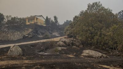 Desalojan Burgohondo y Hoyo de Pinares por el incendio de Ávila; Navaluenga, confinada