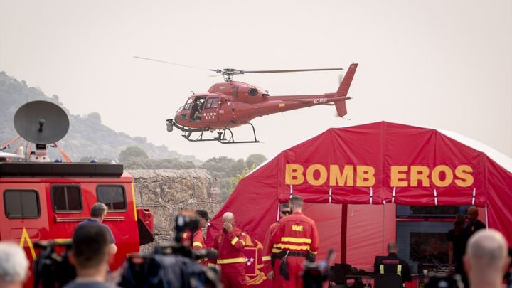 El incendio de Madrid obliga a evacuar Cenicientos y a trasladar el puesto de mando de los incendios