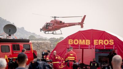 El incendio de Madrid obliga a evacuar Cenicientos y a trasladar el puesto de mando de los incendios