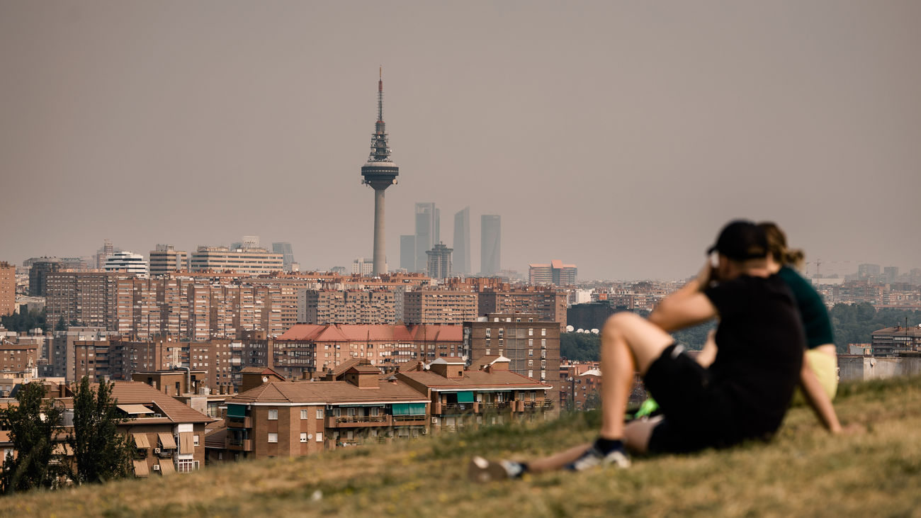 Madrid, oscurecida por el humo de los incendios y las mascarillas vuelven a la calle