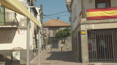 Los vecinos de Navalagamella y Aldea del Fresno regresan a sus viviendas para coger animales y enseres personales