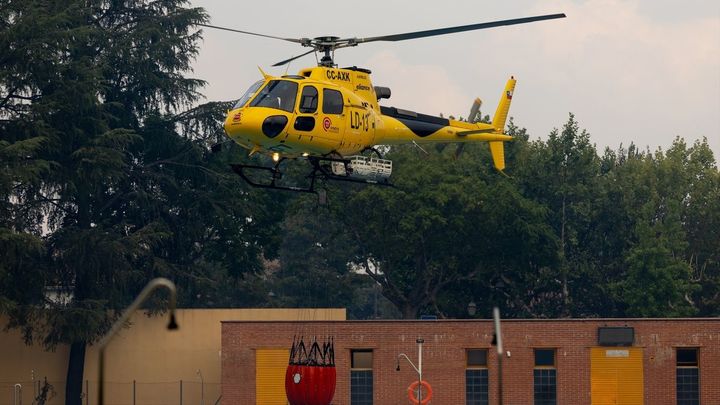 Un helicóptero carga agua en el incendio de Madrid / Telemadrid
