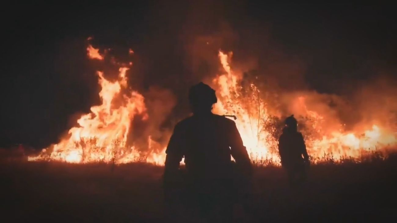 Los incendios obligan a evacuar 23 municipios en la sierra oeste de Madrid y Ávila