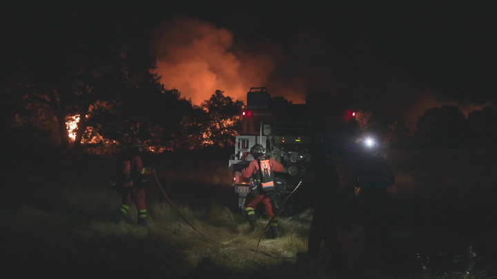 Imágenes de la defensa de viviendas en Fresnedilla de la Oliva y Robledo de Chavela ante el avance del fuego