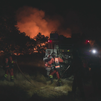 Imágenes de la defensa de viviendas en Fresnedilla de la Oliva y Robledo de Chavela ante el avance del fuego