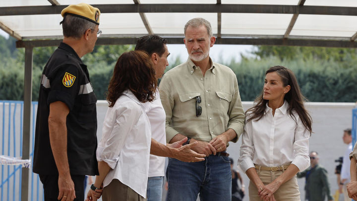 Los reyes acompañados por el alcalde de Villamanta, Mariano Núñez (3i); el general jefe de la UME, Francisco Javier Ramos (i), y la presidenta de la Comunidad de Madrid, Isabel Díaz Ayuso / EFE
