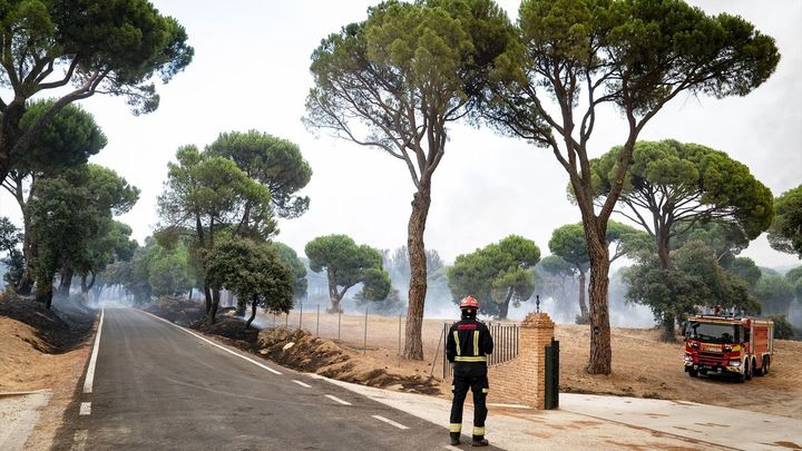 Un camión de bomberos trabaja en las labores de extinción del incendio en San Martín de Valdeiglesias