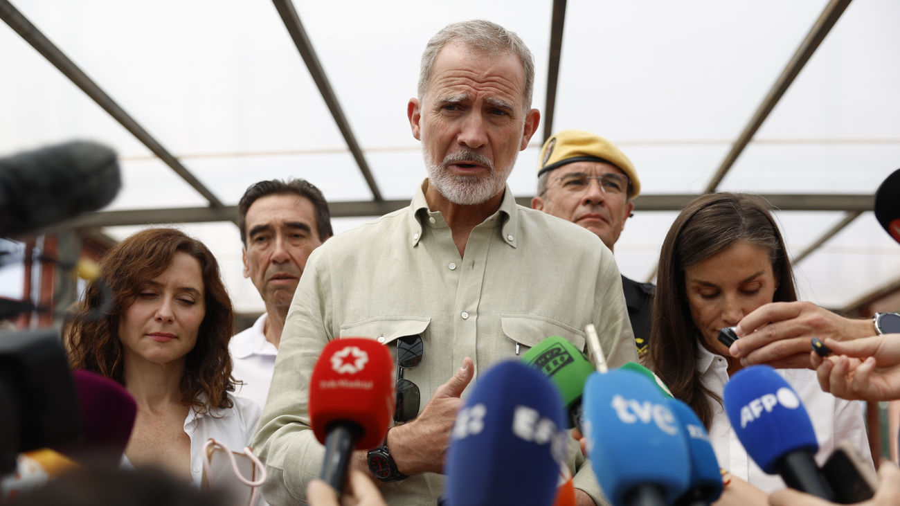 El Rey destaca la "coordinación ejemplar" entre administraciones y traslada su cariño a los evacuados