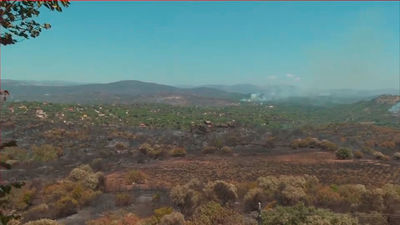 El fuego en el valle de Iruelas mejora, pero mantiene en alerta a Ávila y la frontera con Madrid
