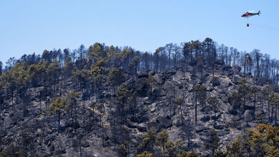 El fuego en el valle de Iruelas mejora, pero mantiene en alerta a Ávila y la frontera con Madrid
