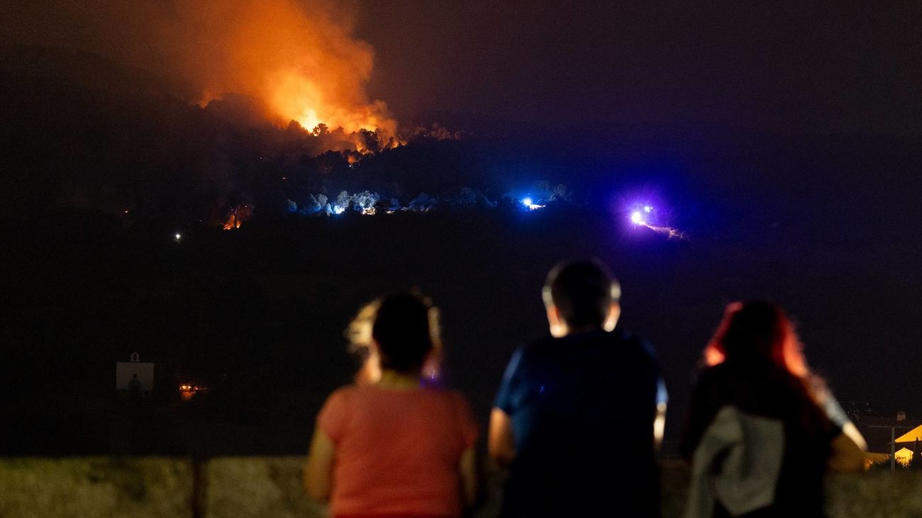 Varias personas observan el incendio en San Martín de Valdeiglesias