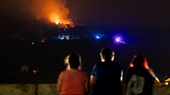 Varias personas observan el incendio en San Martín de Valdeiglesias