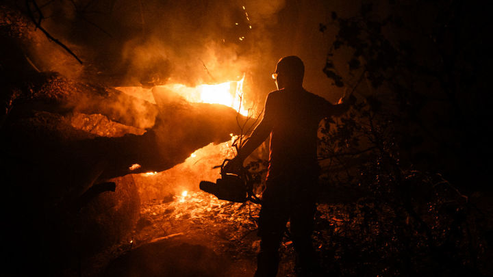 Una persona trabaja en labores de extinción durante la noche