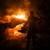Continúan las labores de extinción del incendio tras una intensa noche de trabajo