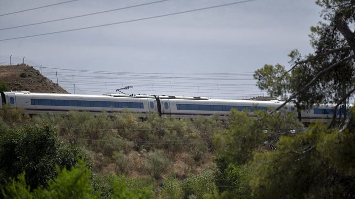 Un incendio paraliza la alta velocidad entre Madrid y Barcelona y provoca importantes retrasos en Tarragona