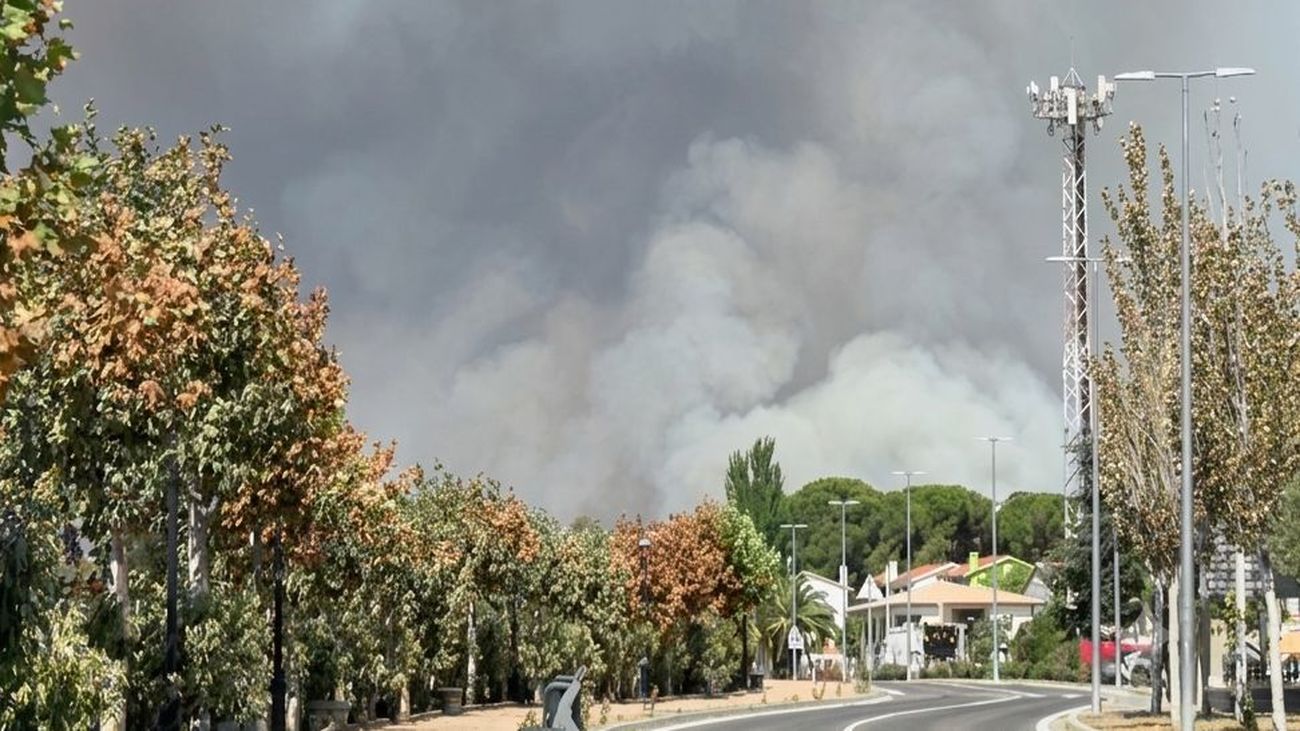 Pelayos de la Presa, de nuevo bajo la amenaza de las llamas y el humo