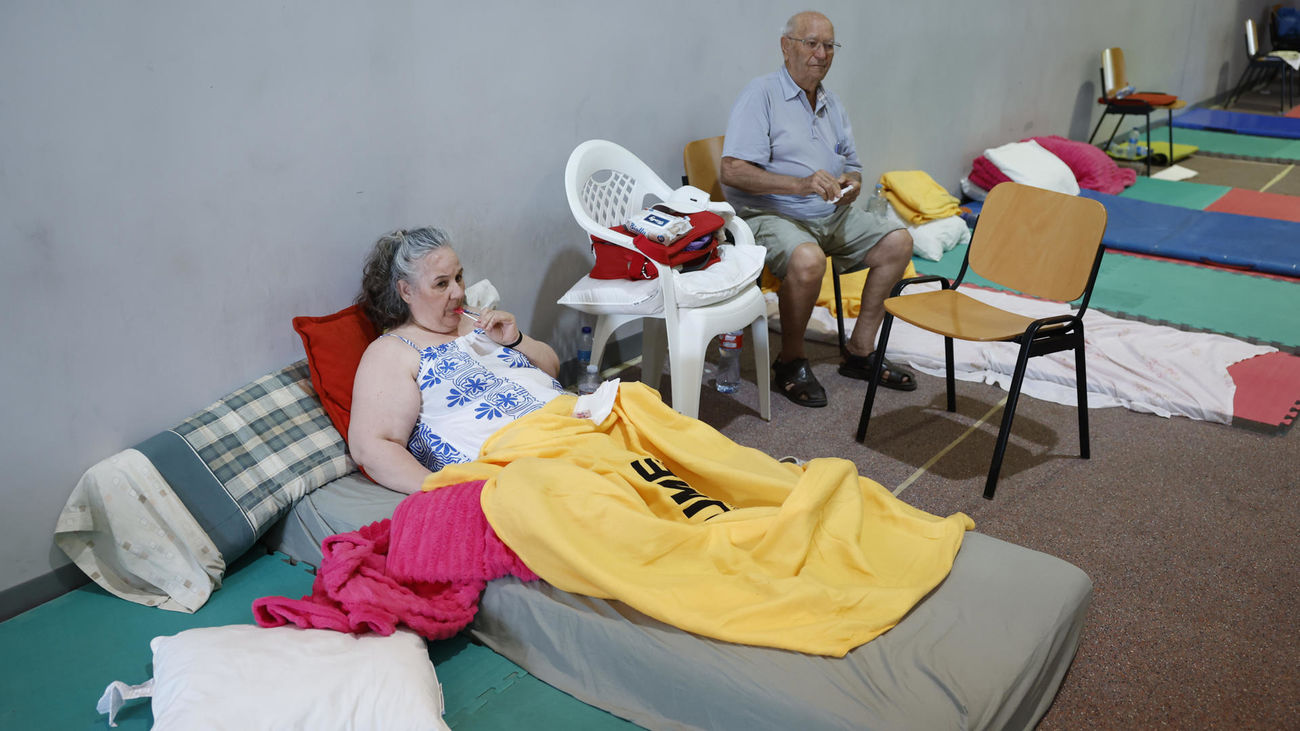 Personas mayores desalojadas por el incendio, en el polideportivo de Villamanta
