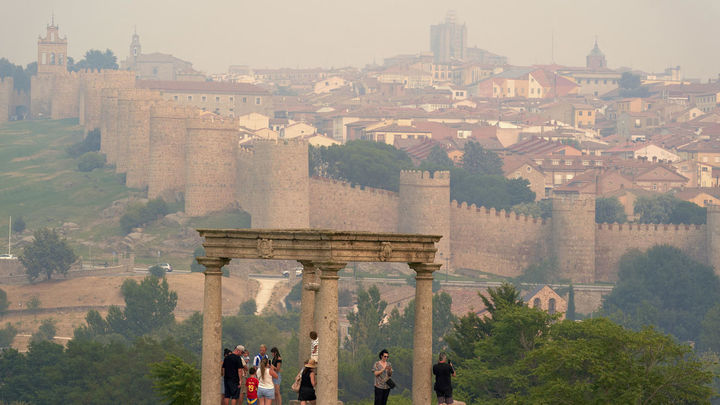 Vista de Ávila con el humo procedente de los incendios de Burgohondo y Madrid / EFE