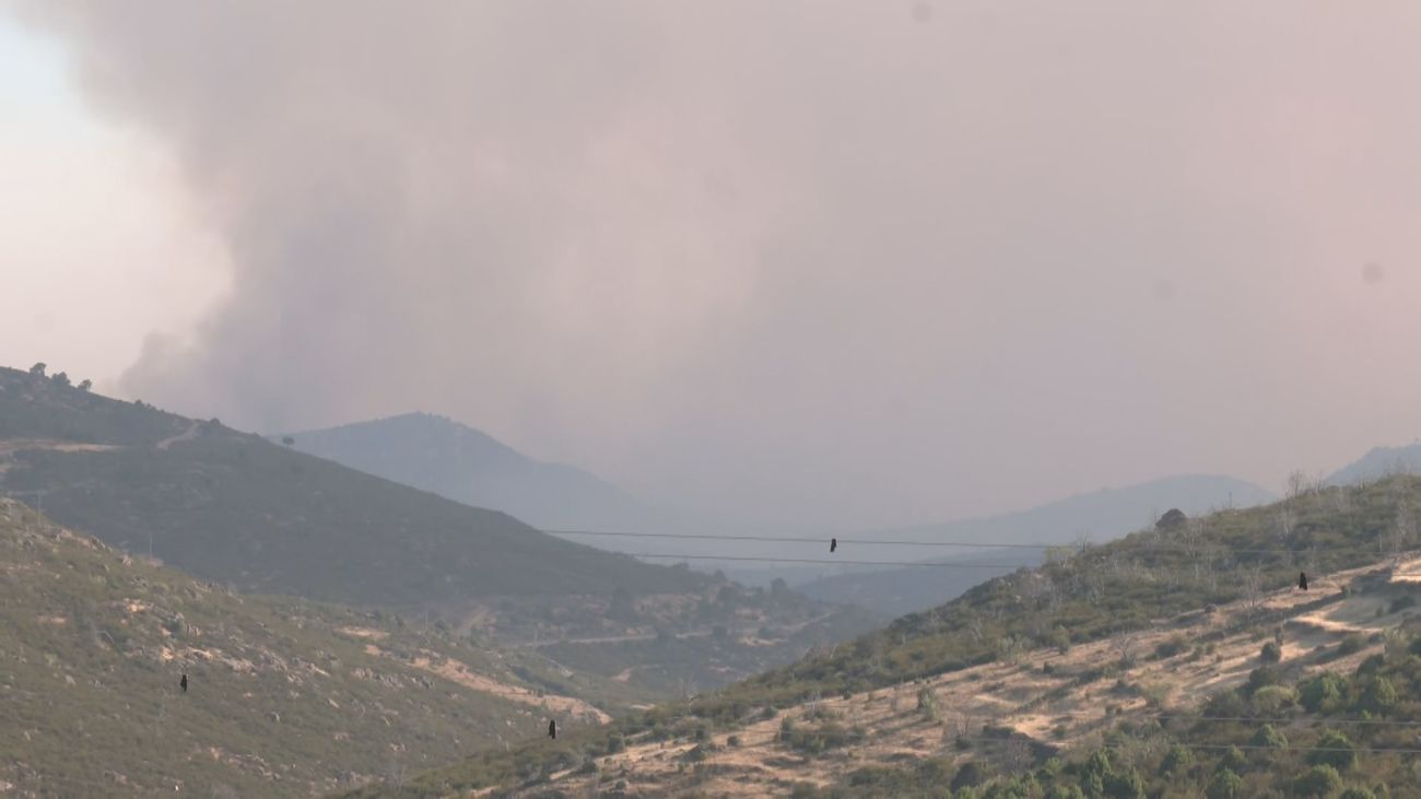 Columna de humo por el incendio en la sierra oeste de Madrid