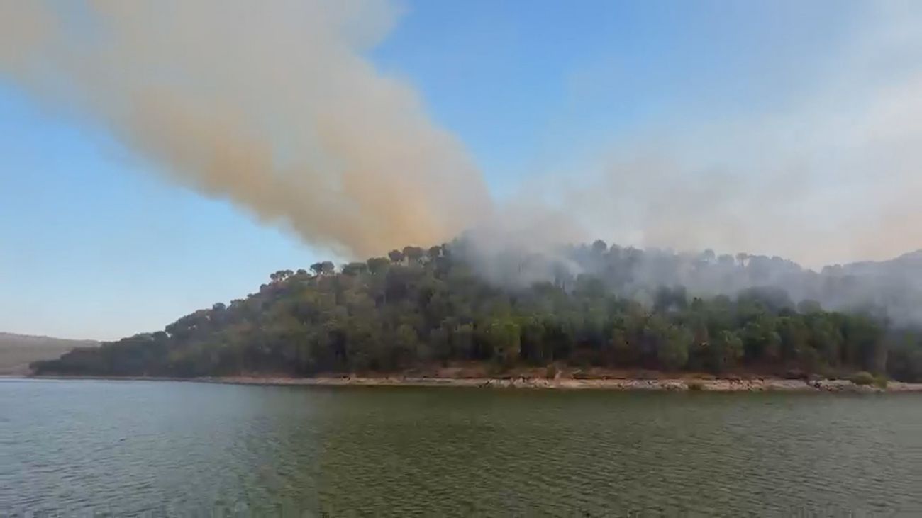 Aumentan los desalojos y confinamientos mientras el fuego reduce su avance