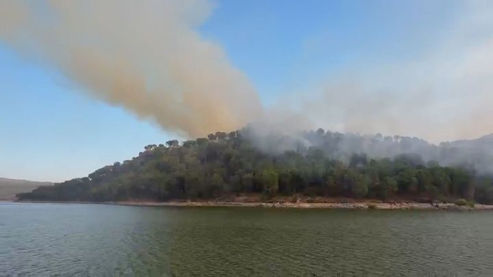 Aumentan los desalojos y confinamientos mientras el fuego reduce su avance